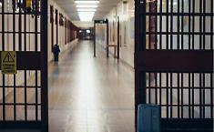 Rivolta nel carcere di Siracusa: detenuti sul tetto e lancio di calcinacci, undici agenti feriti