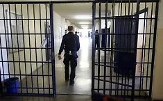 Un cellulare ogni dieci detenuti: Cavadonna sotto accusa per telefonini, droga e carenza di personale