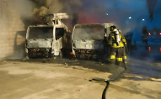 Tre mezzi in fiamme nell'azienda del marito di una consigliera comunale: sospetto atto doloso