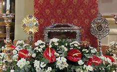 Siracusa riabbraccia i tesori di Santa Lucia: la veste e le scarpette in processione per la prima volta