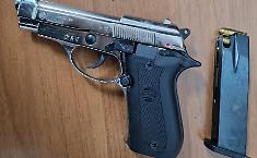 Siracusa, arrestato 50enne in via Acradina: trovati pistola modificata e oltre 100 g di hashish