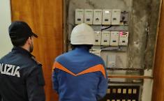 Maxi intervento della Polizia: denunciati due giovani per fuga e possesso di grimaldelli; altri due per furto di energia