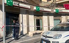Assalto al bancomat con l&rsquo;esplosivo: sportello sventrato e soldi portati via
