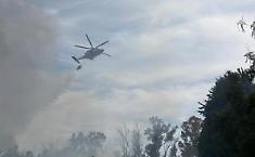 Paura all'Arenella: vasto incendio alimentato dal vento, famiglia evacuata