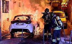 Notte di fuoco a Lentini, brucia un'automobile: i pompieri spengono il rogo in via Del Prete