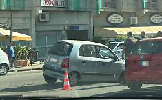 L'asfalto cede all'improvviso: vettura resta intrappolata nella buca