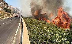 Vasto incendio a Melilli: fiamme nella zona alta, soccorsi in azione a protezione delle case 