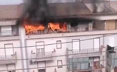 Appartamento in fiamme in un palazzo di tre piani, residenti in strada per la paura