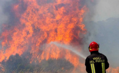 Siracusa, il fuoco corre tra i palazzi: paura tra via Antonello da Messina e via Bulgaria, residenti in strada e un distributore sfiorato dalle fiamme