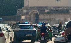 Uomo armato di coltello segnalato in strada: bloccato dalla Polizia in piazza Santa Lucia