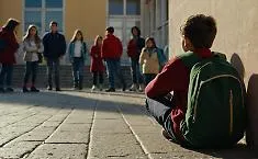 A 9 anni denuncia di essere vittima dei bulli: i suoi compagni lo abbracciano commossi