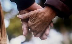Insieme dall'inizio alla fine: muoiono a distanza di poche ore dopo decenni d&rsquo;amore