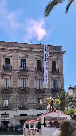 Striscione "Catania antifascista" srotolato dalla storica sede del Movimento Sociale Italiano