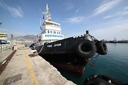 Migranti, la Mare Jonio sotto sequestro: interrogatori per l'equipaggio