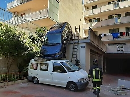 Ragusa, mette la prima anziché la retromarcia e cade di sotto