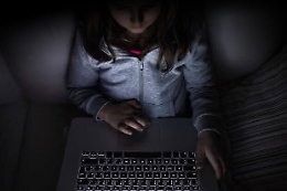 Adesca minore su Internet e la violenta: arrestato a Villabate