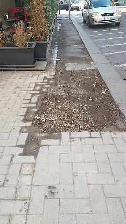 Catania: via Imbriani marciapiede divelto e pericoloso