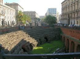 Catania, riprendono gli scavi archeologici nell'area del teatro di Piazza Stesicoro