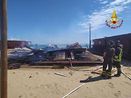 Catania, brucia lido di Vaccarizzo, in fumo una fila di cabine