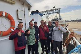 I pescatori siciliani liberati dai libici verso casa: «Regalo di Natale»