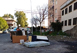 Catania, materasso giace da giorni in via S. Grasso