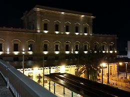 Riparato e illuminato l&rsquo;orologio centrale sulla facciata della Stazione centrale di Agrigento