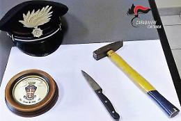 Mascali, dà una coltellata al compagno perché nel cellulare di lui c'era una foto della ex