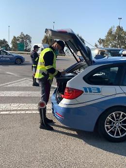 Guida in stato di ebrezza sulla A18 e si giustifica: «Sono un imprenditore vinicolo»