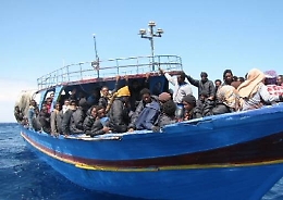 Due morti su un barcone: tratti in salvo mille migranti