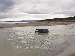 S’impantana con il fuoristrada all’Oasi del Simeto: turista multato