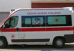 Messina, rinchiude in una stanza la compagna e si barrica in casa