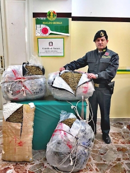 Sbarca dal traghetto con 57 kg di marijuana: arrestato corriere della droga