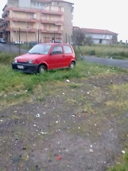 Adrano: auto abbandonata da tre mesi in via Dionigi il Vecchio