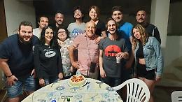 Sciacca, a 66 anni si diploma con 100 e festeggia con i compagni di classe