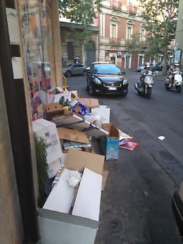 Catania, via Androne: marciapiede ostruito dal supermercato