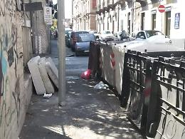Rifiuti a Catania: materassi posteggiati da oltre un mese