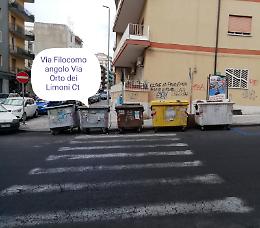 Catania: cassonetti spostati sulle strisce pedonali