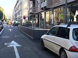 Messina, via Garibaldi: piattaforma bar in piena strada