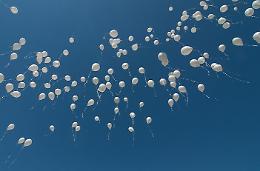 Bimba morta a scuola: a Palermo palloncini bianchi per l'ultimo saluto