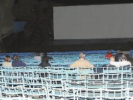 Cinema, il “rito” dell’arena verrà stravolto: vicini di posto solo se congiunti