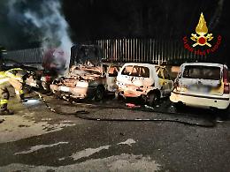Quattro auto incenerite nel Catanese: incendio nel cuore della notte