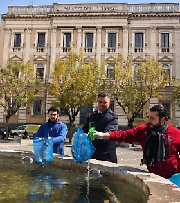 Catania: Consiglieri 1° Municipalità ripuliscono la fontana di Piazza Bellini