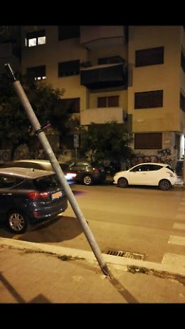 Palermo, incrocio Via Notarbartolo: semaforo pericolante e cadente