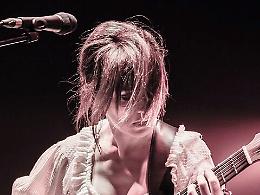 "Eco di Sirene" marchiate dal rock nell'incanto che Carmen Consoli presenta con una piccola orchestra