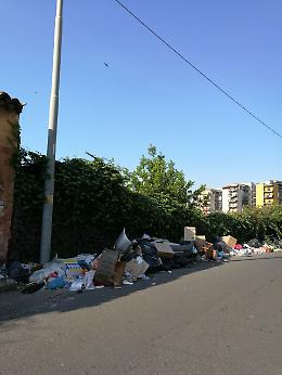 Discarica abusiva in via dei Salesiani a Catania: servirebbero le telecamere