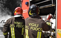 Investito dell'esplosione mentre d&agrave; fuoco a una villetta, morto l'attentatore