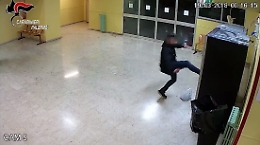 Palermo, ripreso dalle telecamere mentre ruba computer e merendine dalla scuola