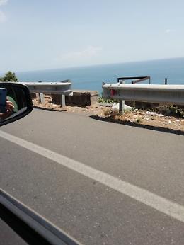 Acireale: discarica ai bordi della litoranea