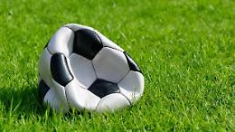 Calcio, il "suo" Milazzo segna a squadra catanese e lui irride i tifosi ospiti mostrando il "lato B": scattano Daspo e multa