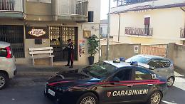 Noto, il barista gli chiede di spegnere la sigaretta e lui gli spara